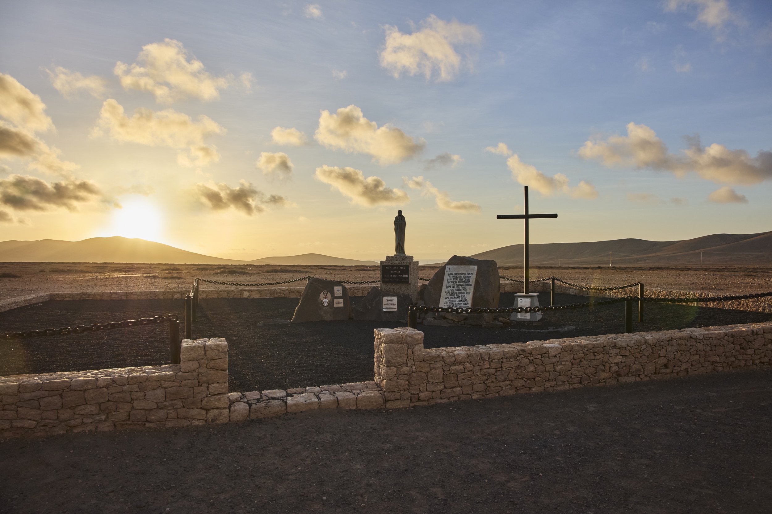 Monument aux morts du drapeau parachutiste « Roger de Flor ». Monument aux morts du drapeau parachutiste « Roger de Flor ».